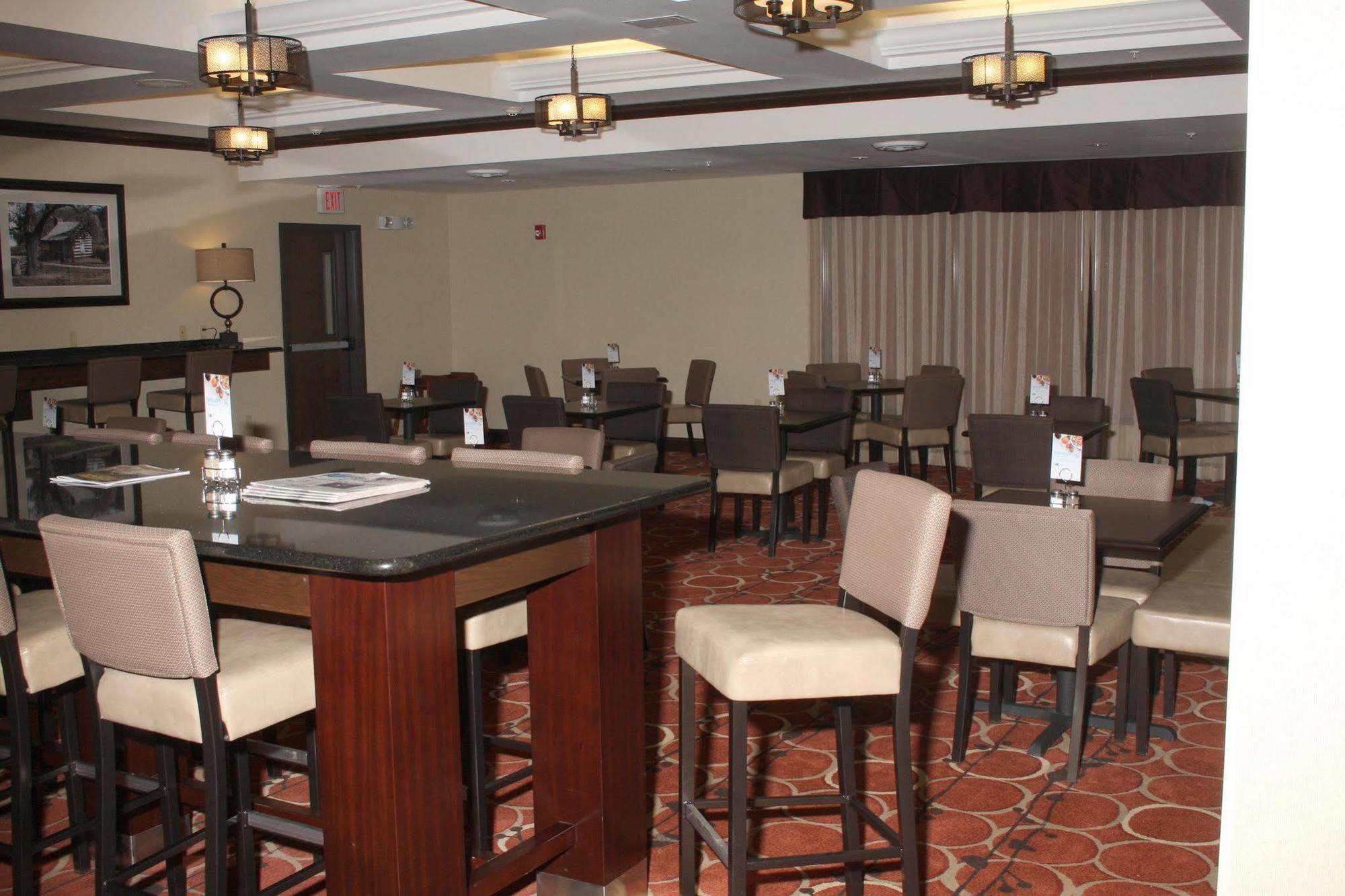 Holiday Inn Express & Suites Cumberland - La Vale By Ihg Ngoại thất bức ảnh
